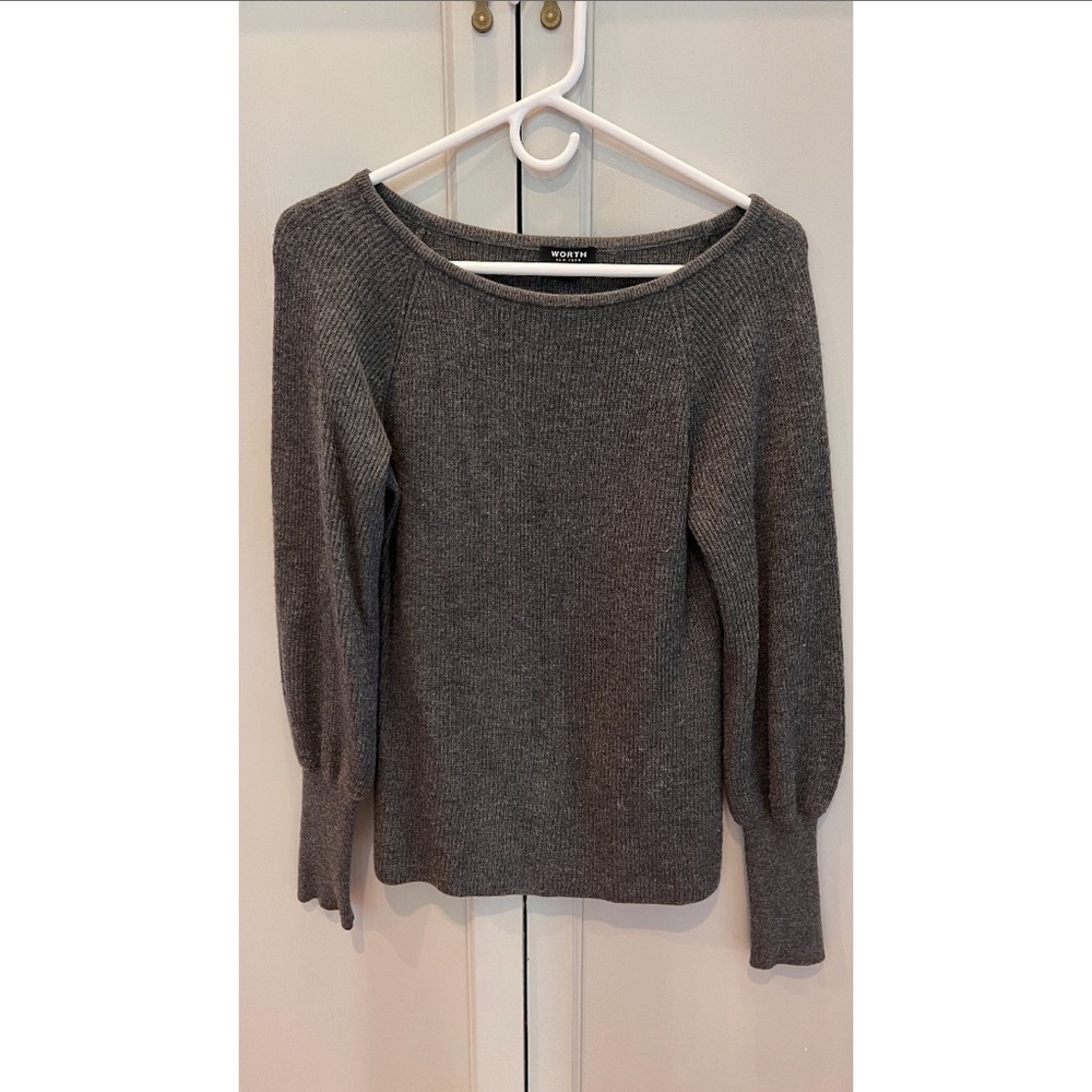Grey sweater with wrist details